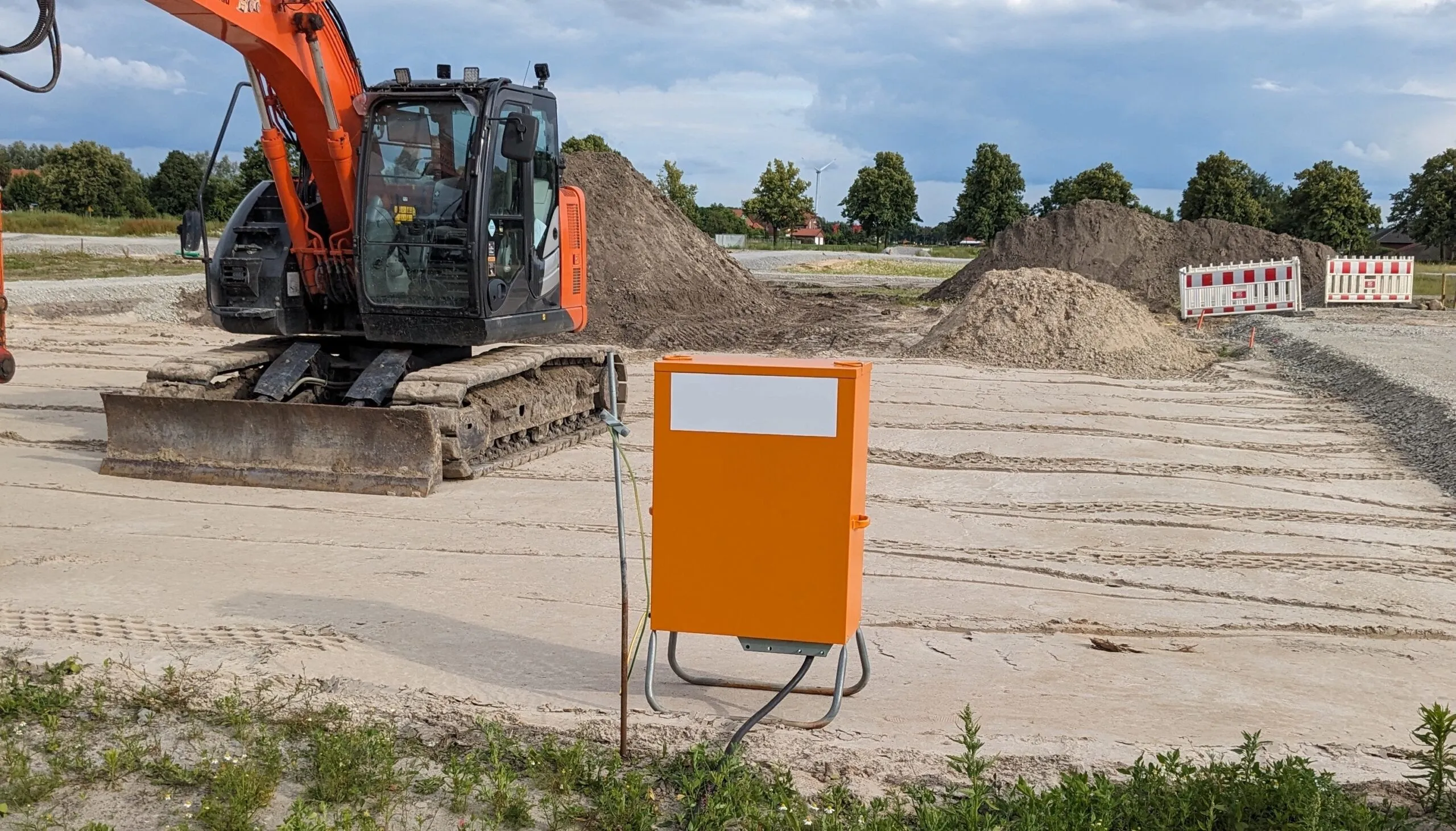 Baustromverteiler von hinten neben einem Bagger